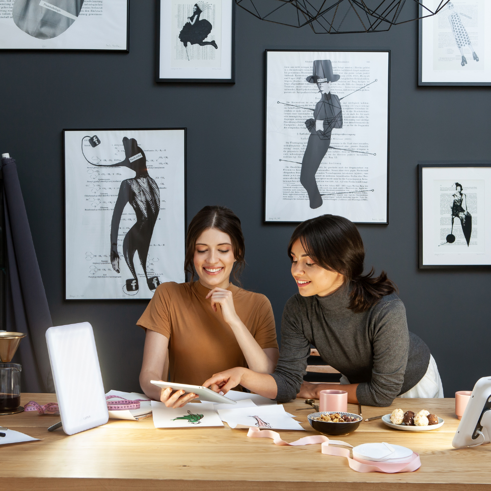 Vitamin L – medical 10,000 lux light therapy lamp with daylight spectrum and two-position stand