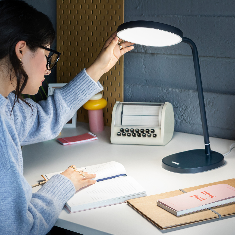 Task – 10,000 lux therapy lamp with CRI 95+ daylight spectrum, adjustable angle and ergonomic design