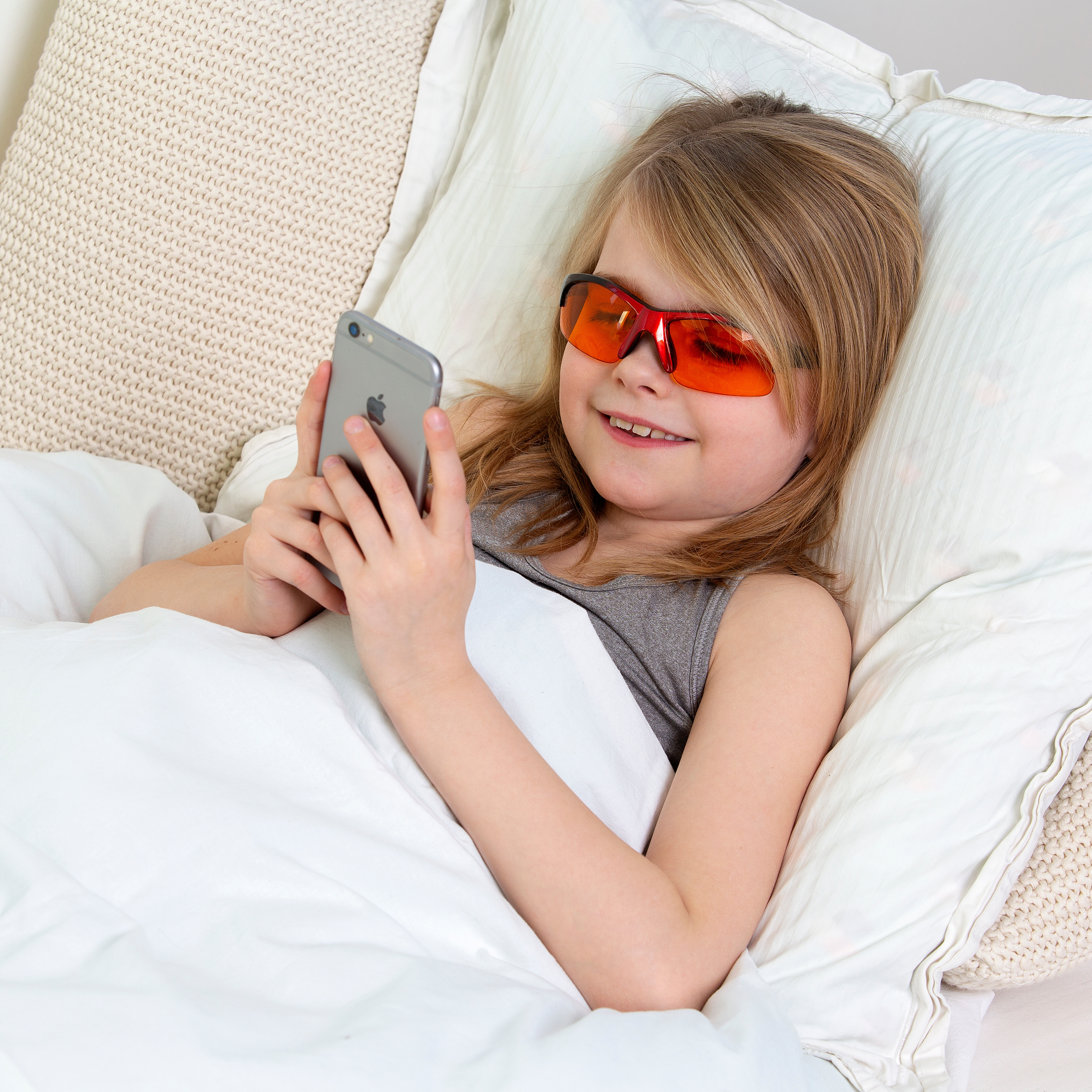 MelaMedic® COPENHAGEN III – medical blue light blocking glasses for children (6-11 years) for healthy sleep and a peaceful evening